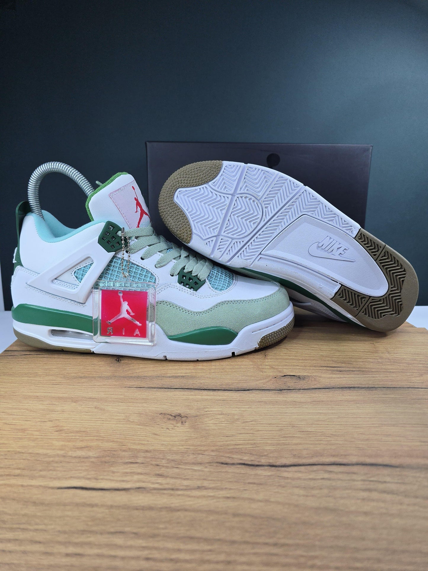 Nike JORDAN 4 Retro Pine Green