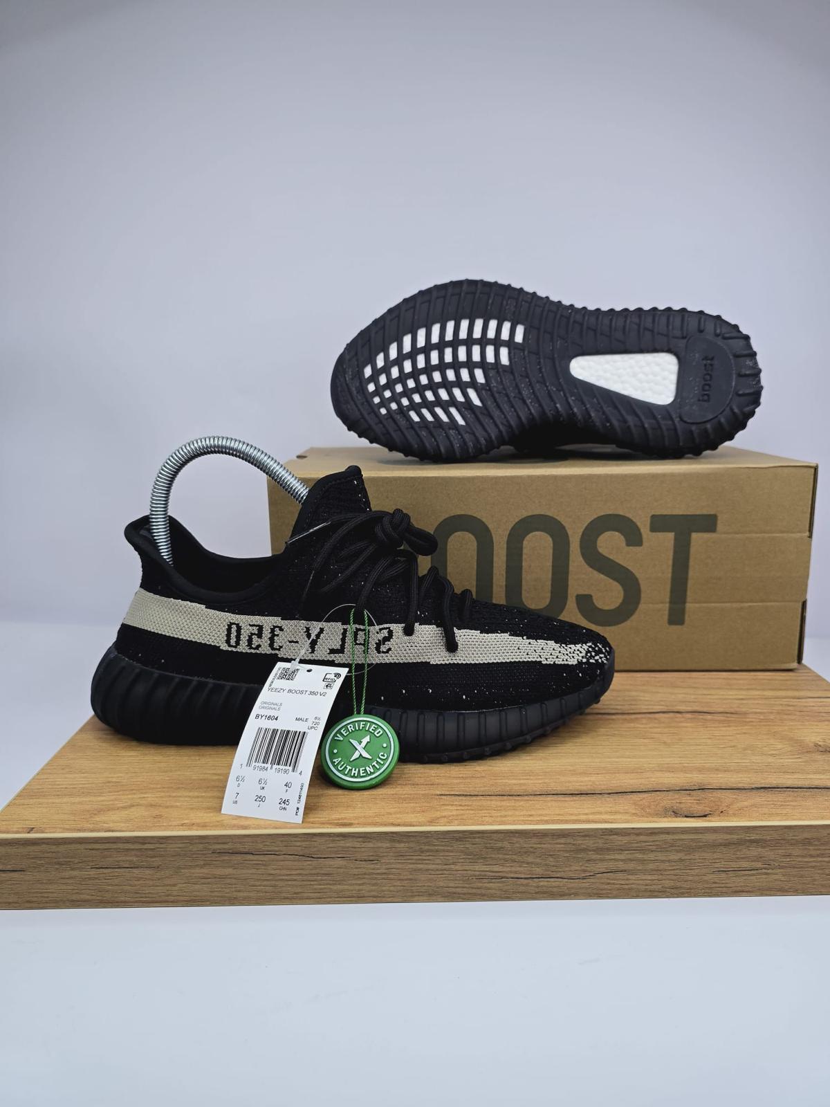 Yeezy 350 V2 Oreo sneakers