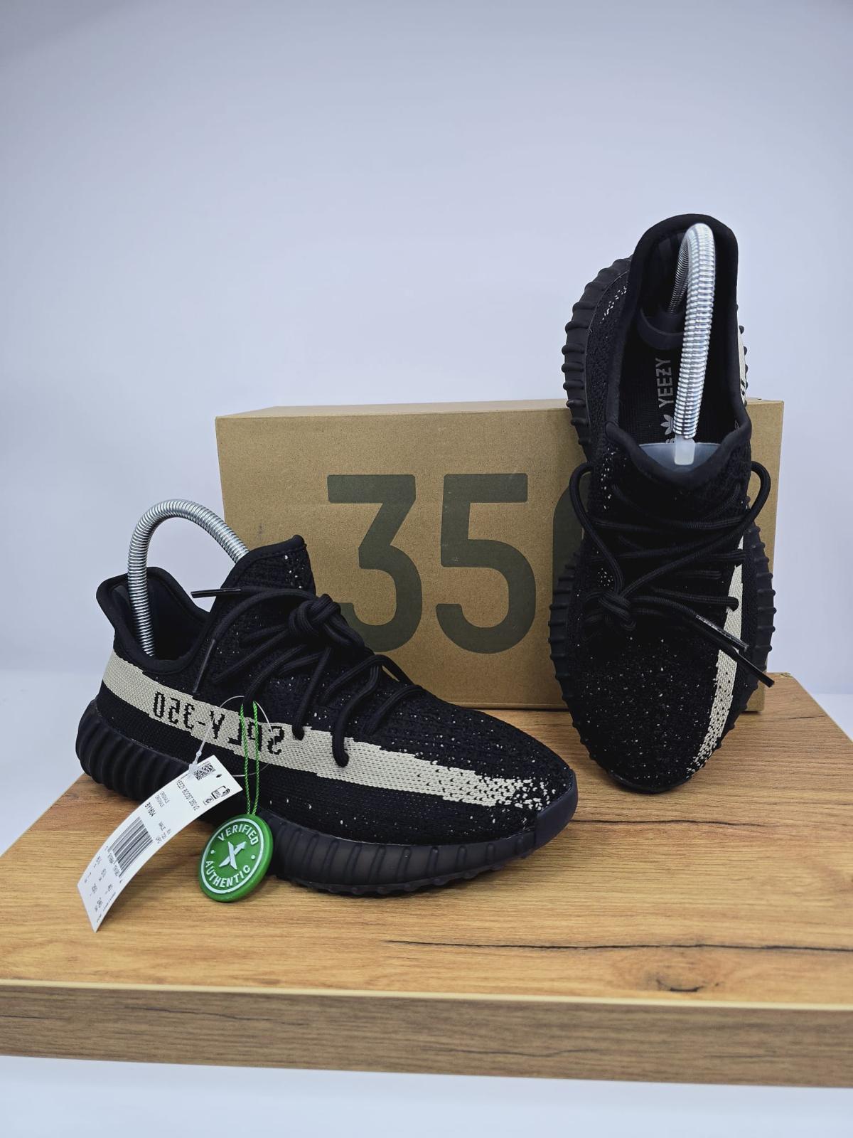 Yeezy 350 V2 Oreo sneakers