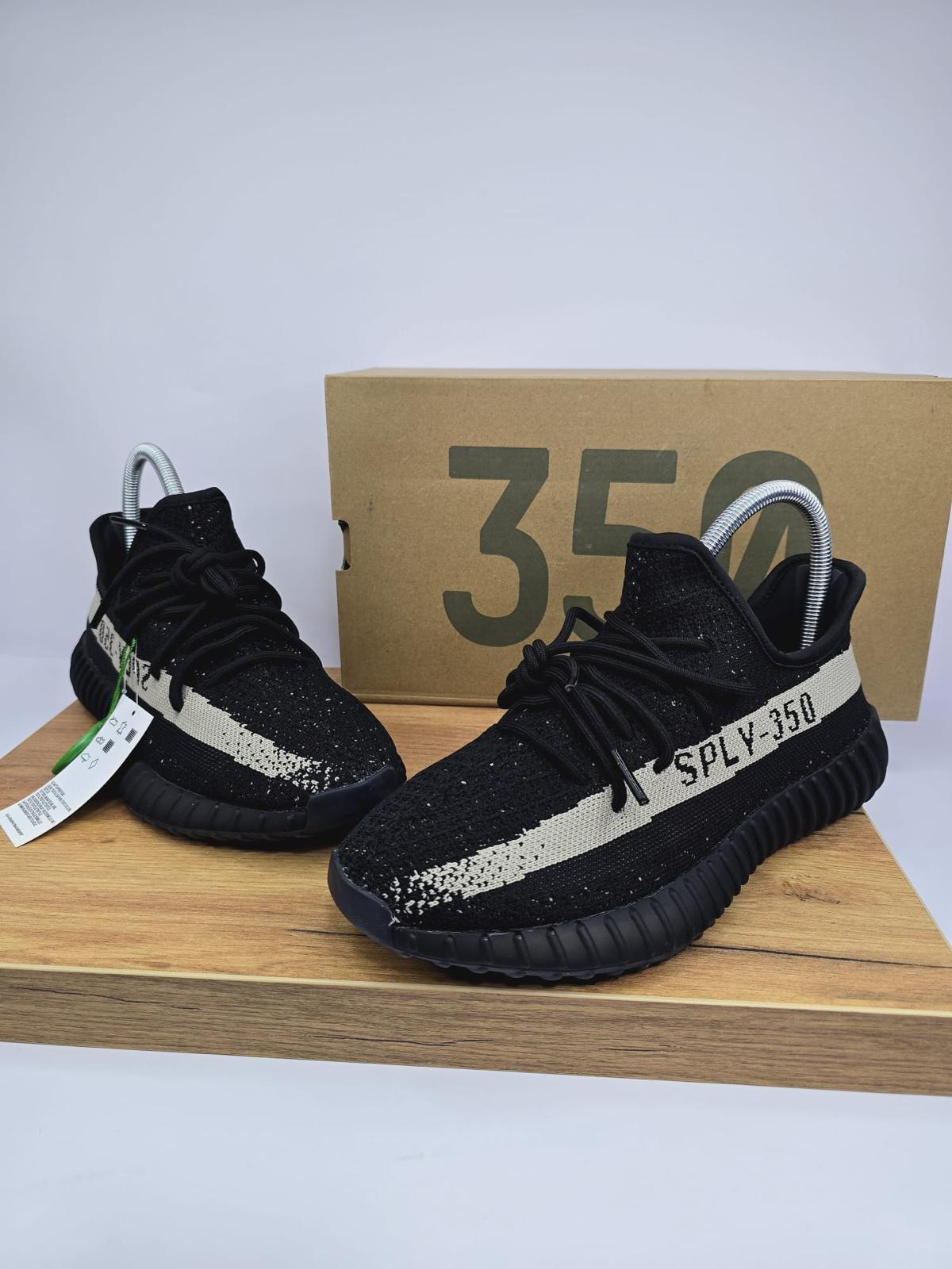 Yeezy 350 V2 Oreo sneakers