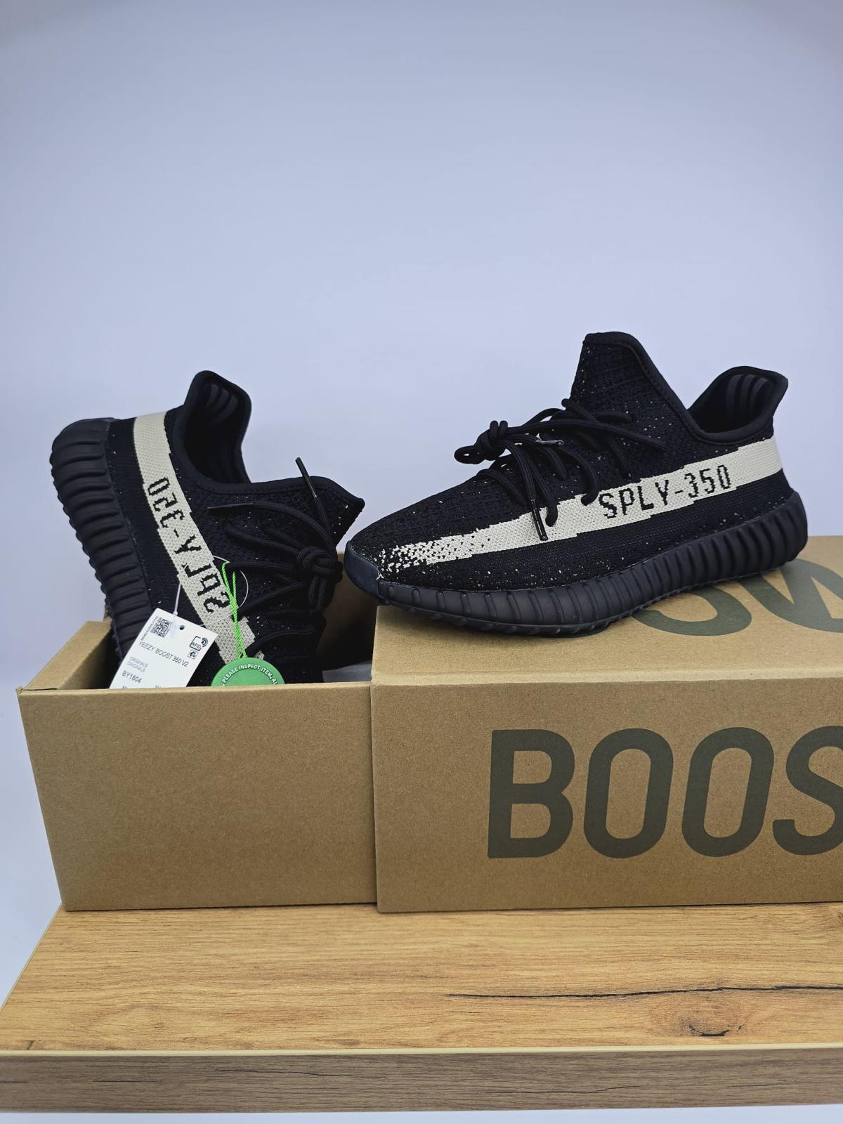 Yeezy 350 V2 Oreo sneakers